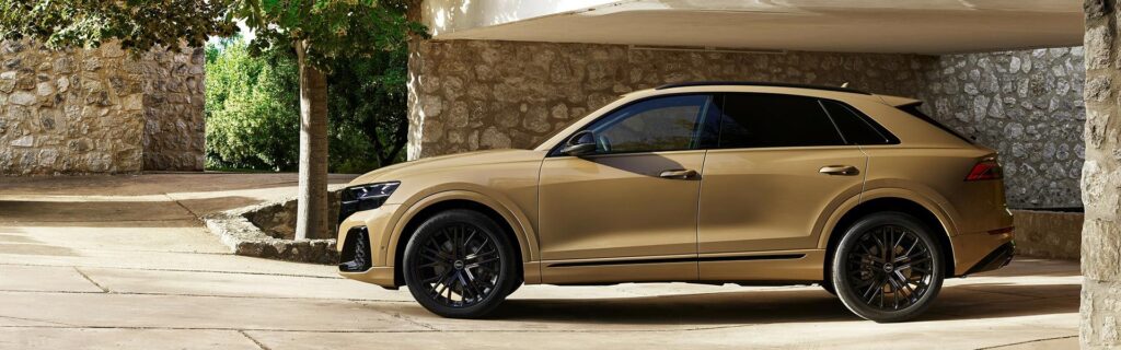 Audi Q8 Marron de lado